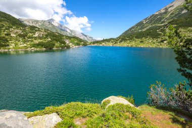 Bulgaristan 'ın Pirin Dağı' ndaki Balık Banderitsa gölünün muhteşem manzarası