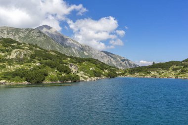 Bulgaristan 'ın Pirin Dağı' ndaki Balık Banderitsa gölünün muhteşem manzarası