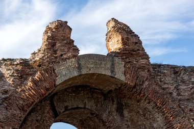 Güney kapısı, Bulgaristan 'ın Filibe Bölgesi' nin Hisarya kentindeki antik Diocletianopolis kentinde Roma tahkimatlarındaki develer olarak biliniyor.