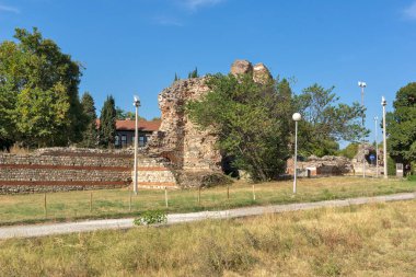 Güney kapısı, Bulgaristan 'ın Filibe Bölgesi' nin Hisarya kentindeki antik Diocletianopolis kentinde Roma tahkimatlarındaki develer olarak biliniyor.
