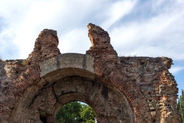Güney kapısı, Bulgaristan 'ın Filibe Bölgesi' nin Hisarya kentindeki antik Diocletianopolis kentinde Roma tahkimatlarındaki develer olarak biliniyor.