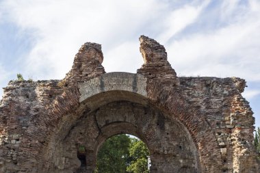 Güney kapısı, Bulgaristan 'ın Filibe Bölgesi' nin Hisarya kentindeki antik Diocletianopolis kentinde Roma tahkimatlarındaki develer olarak biliniyor.
