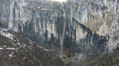 Bulgaristan 'ın Vratsa kenti yakınlarındaki Balkanlar' ın en yüksek şelalesi Vrachanska Skaklya 'nın inanılmaz manzarası