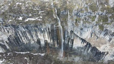 Bulgaristan 'ın Vratsa kenti yakınlarındaki Balkanlar' ın en yüksek şelalesi Vrachanska Skaklya 'nın inanılmaz manzarası