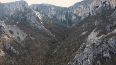 Bulgaristan 'ın Vratsa kenti yakınlarındaki Balkanlar' ın en yüksek şelalesi Vrachanska Skaklya 'nın inanılmaz manzarası