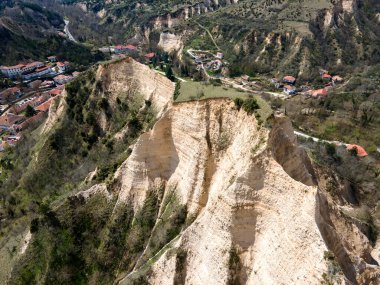Melnik kum piramitleri, Blagoevgrad bölgesi, Bulgaristan 'ın Havadan Bahar manzarası