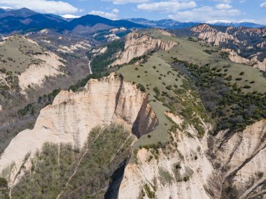 Melnik kum piramitleri, Blagoevgrad bölgesi, Bulgaristan 'ın Havadan Bahar manzarası