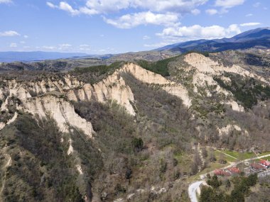 Melnik kum piramitleri, Blagoevgrad bölgesi, Bulgaristan 'ın Havadan Bahar manzarası