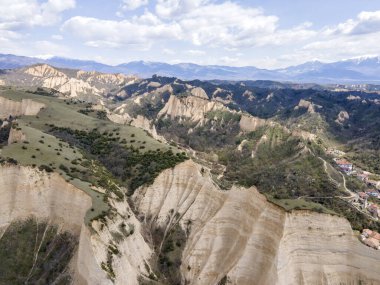 Melnik kum piramitleri, Blagoevgrad bölgesi, Bulgaristan 'ın Havadan Bahar manzarası