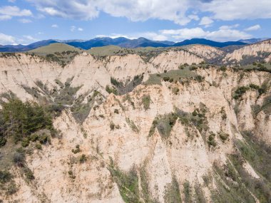 Melnik kum piramitleri, Blagoevgrad bölgesi, Bulgaristan 'ın Havadan Bahar manzarası