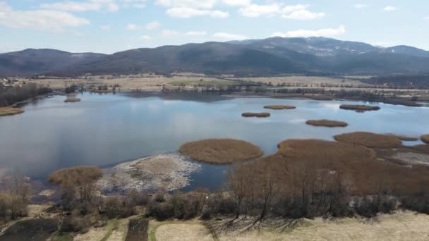 Vista Aérea Primavera Del Pantano Choklyovo Montaña Konyavska Región Kyustendil — Vídeo de stock