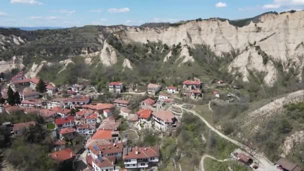 공중에서 역사적 불가리아의 블라고예 지역의 멜니크 — 비디오