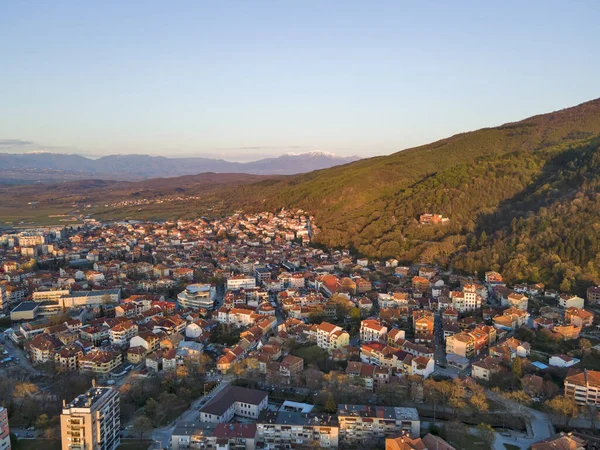 Αεροφωτογραφία Του Ηλιοβασιλέματος Της Πόλης Petrich Περιοχή Blagoevgrad Βουλγαρία — Φωτογραφία Αρχείου