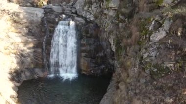 Bulgaristan 'ın Pirin Dağı' nın Sandanski kasabası yakınlarındaki Popina Laka şelalesinin hava manzarası
