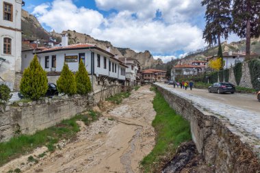 MELNIK, BULGARIA - 9 Nisan 2021: Bulgaristan 'ın Blagoevgrad bölgesindeki tarihi Melnik kasabasındaki tipik sokak ve eski evler