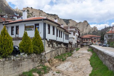 MELNIK, BULGARIA - 9 Nisan 2021: Bulgaristan 'ın Blagoevgrad bölgesindeki tarihi Melnik kasabasındaki tipik sokak ve eski evler