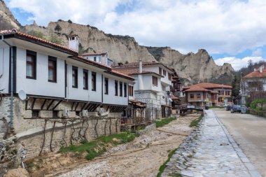 MELNIK, BULGARIA - 9 Nisan 2021: Bulgaristan 'ın Blagoevgrad bölgesindeki tarihi Melnik kasabasındaki tipik sokak ve eski evler