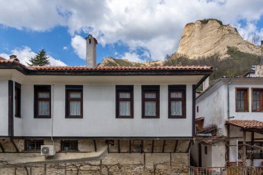 MELNIK, BULGARIA - 9 Nisan 2021: Bulgaristan 'ın Blagoevgrad bölgesindeki tarihi Melnik kasabasındaki tipik sokak ve eski evler