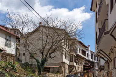 MELNIK, BULGARIA - 9 Nisan 2021: Bulgaristan 'ın Blagoevgrad bölgesindeki tarihi Melnik kasabasındaki tipik sokak ve eski evler