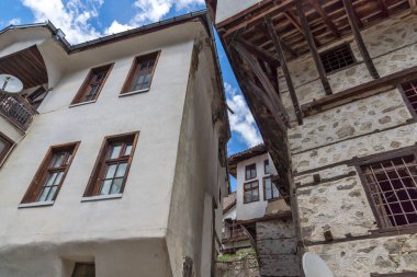 MELNIK, BULGARIA - 9 Nisan 2021: Bulgaristan 'ın Blagoevgrad bölgesindeki tarihi Melnik kasabasındaki tipik sokak ve eski evler
