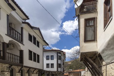 MELNIK, BULGARIA - 9 Nisan 2021: Bulgaristan 'ın Blagoevgrad bölgesindeki tarihi Melnik kasabasındaki tipik sokak ve eski evler