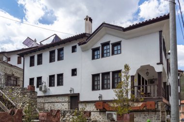 MELNIK, BULGARIA - 9 Nisan 2021: Bulgaristan 'ın Blagoevgrad bölgesindeki tarihi Melnik kasabasındaki tipik sokak ve eski evler