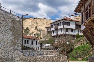 MELNIK, BULGARIA - 9 Nisan 2021: Bulgaristan 'ın Blagoevgrad bölgesindeki tarihi Melnik kasabasındaki tipik sokak ve eski evler