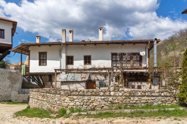 MELNIK, BULGARIA - 9 Nisan 2021: Bulgaristan 'ın Blagoevgrad bölgesindeki tarihi Melnik kasabasındaki tipik sokak ve eski evler