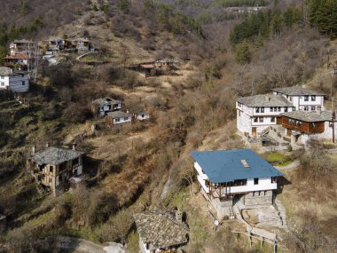 Otantik ondokuzuncu yüzyıl evleri, Filibe Bölgesi, Bulgaristan 'ın Otantik Kosova Köyü' nün havadan görünüşü