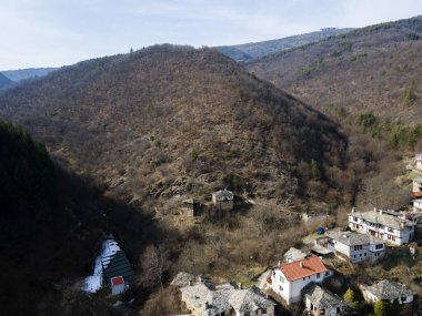 Otantik ondokuzuncu yüzyıl evleri, Filibe Bölgesi, Bulgaristan 'ın Otantik Kosova Köyü' nün havadan görünüşü