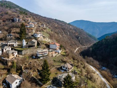 Otantik ondokuzuncu yüzyıl evleri, Filibe Bölgesi, Bulgaristan 'ın Otantik Kosova Köyü' nün havadan görünüşü