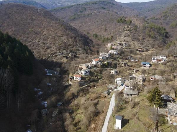 本物の19世紀の家屋とコソボの村の空中ビュー プロヴディフ地方 ブルガリア — ストック写真