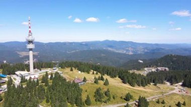 Bulgaristan 'ın Smolyan Bölgesi Pamporovo tatil beldesi yakınlarındaki Rodop Dağları ve Snezhanka kulesinin hava manzarası