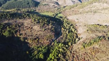 Nishava nehri boğazının havadan sonbahar manzarası, Balkan Dağları, Bulgaristan
