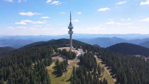 Flygfoto Över Rhodope Bergen Och Snezhanka Torn Nära Resort Pamporovo — Stockvideo