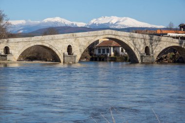 Kadin - Bulgaristan 'ın Kyustendil ilinin Nevestino kentindeki Struma Nehri üzerindeki 15. yüzyıldan kalma taş bir köprü.