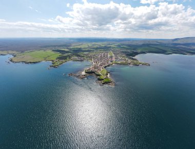 Bulgaristan 'ın Burgaz Bölgesi Ahtopol kentindeki şaşırtıcı hava manzarası kasabası