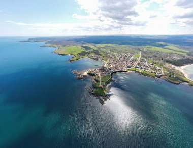 Bulgaristan 'ın Burgaz Bölgesi Ahtopol kentindeki şaşırtıcı hava manzarası kasabası