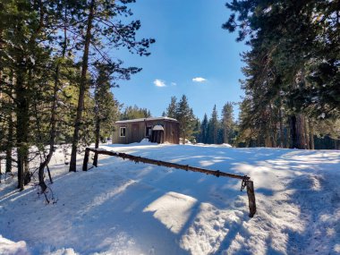 Bulgaristan 'ın Filibe Bölgesi' ndeki Rodos Dağı 'ndaki Byala Cthe bölgesinin kış manzarası