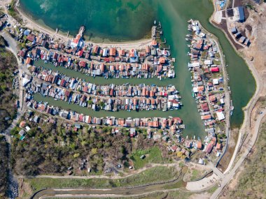 Bulgaristan 'ın Burgaz kenti yakınlarındaki Balıkçı Köyü' nün (Ribarsko Selishte) hava manzarası