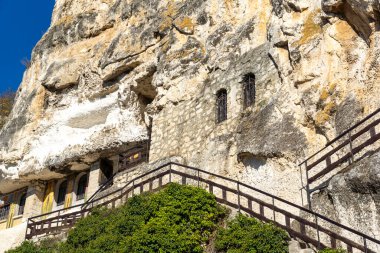 Bulgaristan 'ın Ruse bölgesindeki Saint Dimitar Basarbowski' ye adanmış Ortaçağ Basarbovo Kaya Manastırı