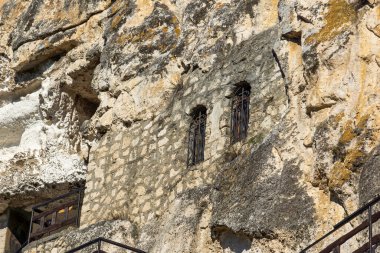 Bulgaristan 'ın Ruse bölgesindeki Saint Dimitar Basarbowski' ye adanmış Ortaçağ Basarbovo Kaya Manastırı