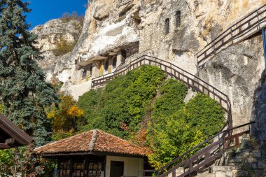 Bulgaristan 'ın Ruse bölgesindeki Saint Dimitar Basarbowski' ye adanmış Ortaçağ Basarbovo Kaya Manastırı