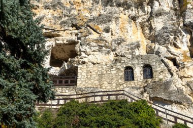 Bulgaristan 'ın Ruse bölgesindeki Saint Dimitar Basarbowski' ye adanmış Ortaçağ Basarbovo Kaya Manastırı