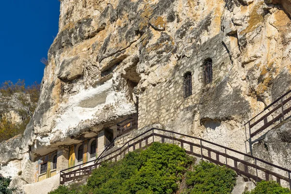 Bulgaristan 'ın Ruse bölgesindeki Saint Dimitar Basarbowski' ye adanmış Ortaçağ Basarbovo Kaya Manastırı