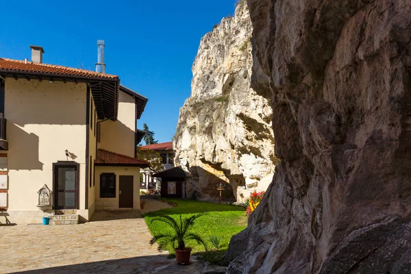 Bulgaristan 'ın Ruse bölgesindeki Saint Dimitar Basarbowski' ye adanmış Ortaçağ Basarbovo Kaya Manastırı