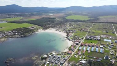 Bulgaristan 'ın Burgaz Bölgesi' nin Çarevo kasabası yakınlarındaki Arapya plajının hava manzarası 