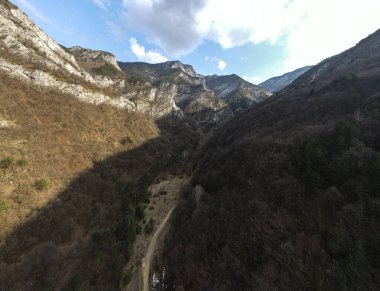 Bulgaristan 'ın Filibe Bölgesi, Rodop Dağları' ndaki Kızıl Duvar 'ın şaşırtıcı hava manzarası