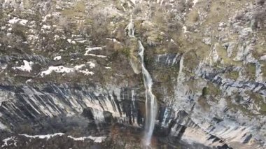 Bulgaristan 'ın Vratsa kenti yakınlarındaki Balkanlar' ın en yüksek şelalesi Vrachanska Skaklya 'nın inanılmaz manzarası