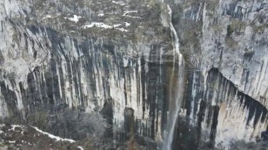 Bulgaristan 'ın Vratsa kenti yakınlarındaki Balkanlar' ın en yüksek şelalesi Vrachanska Skaklya 'nın inanılmaz manzarası